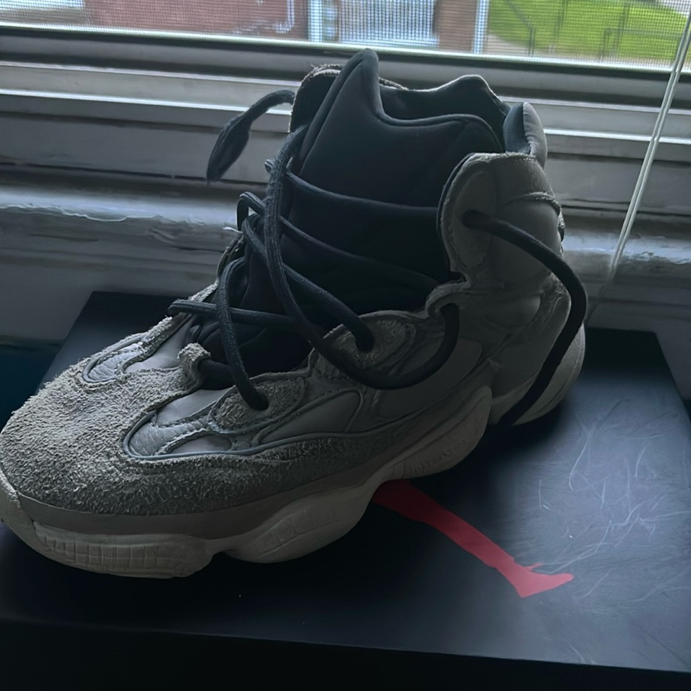 I’m selling Yeezy 500 mist stones size 7